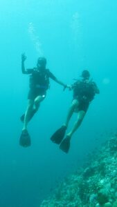Pareja buceando en aguas cristalinas, explorando el mundo submarino y disfrutando de una experiencia única en un destino tropical