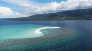 Vista impresionante desde un dron de la isla playa Camiguin, con aguas turquesas y arena blanca rodeada de vegetación tropical, capturada en una toma aérea espectacular.