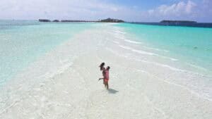 Viajeros relajándose en las impresionantes playas de aguas turquesas de Maldivas. Paraíso tropical