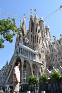 Viajero explorando la icónica Sagrada Familia en Barcelona, impresionado por su arquitectura única y los detalles escultóricos de esta obra maestra de Gaudí