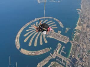 Saltando en paracaídas sobre la icónica Palmera de Dubái, una experiencia llena de adrenalina y vistas espectaculares