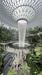 Vista de la moderna terminal del Aeropuerto de Singapur, con su arquitectura innovadora y espacios amplios, uno de los aeropuertos más avanzados del mundo