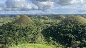Vista panorámica de las montañas de Bohol, Filipinas, mostrando su impresionante paisaje verde y colinas onduladas en un entorno natural y exuberante