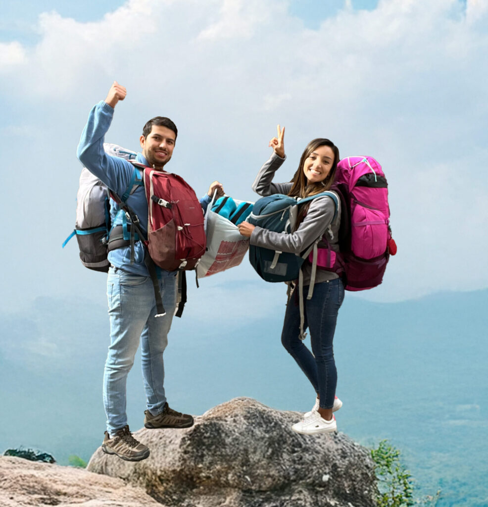 pareja-mochileros-naturaleza-viajeros-por-el-mundo Pareja de mochileros con sus mochilas explorando un impresionante paisaje natural, compartido por Viajeros por el Mundo