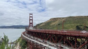 Puente en San Francisco con el icónico puente Golden Gate al fondo, rodeado de paisajes urbanos y el paisaje costero de la bahía de San Francisco