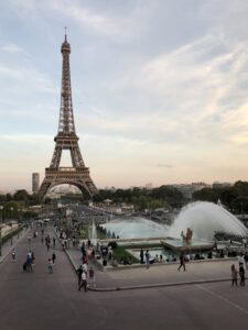 Torre-Eiffel-desde-Trocadero-en-Paris-iconica-vista-de-la-ciudad-del-amor-con-perspectiva-panorámica-y-ambiente-romántico