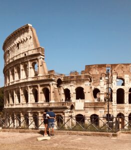 Pareja disfrutando de una visita al Coliseo Romano, admirando la impresionante arquitectura histórica y el legado cultural de uno de los monumentos más emblemáticos de Roma - viajeros por el mundo