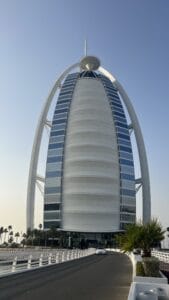 Burj-Al-Arab-en-Dubai-el-emblemático-hotel-de-lujo-con-arquitectura-icónica-frente-al-mar-Arábigo-un-símbolo-del-turismo-exclusivo-en-los-Emiratos-Árabes