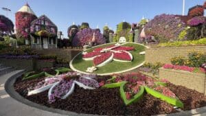 Colorido jardín en Miracle Garden, Dubái, con impresionantes esculturas de flores. Un destino mágico. Viajeros por el Mundo