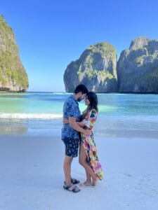 Pareja-de-viajeros-relajándose-en-la-islade-Phi-Phi-en-Tailandia-disfrutando-de-playas-de-agua-cristalina-y-paisajes-tropicales-un-destino-para-vacaciones-de-ensueño