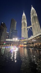 Vista impresionante de noche de las Torres Petronas en Kuala Lumpur - Malasia, destacando su arquitectura moderna y su estatus como uno de los edificios más emblemáticos del mundo
