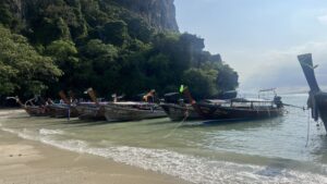 Vista panorámica de un paisaje natural en Krabi, Tailandia, con impresionantes formaciones rocosas, aguas turquesas y playas paradisíacas rodeadas de vegetación tropical