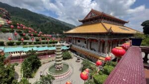 Vista impresionante de un templo histórico en Malasia, con arquitectura tradicional, detalles intrincados y rodeado de un entorno sereno y culturalmente rico