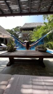 Viajera explorando el Parque Nacional Natural Tayrona - Colombia, disfrutando de sus paisajes naturales, playas vírgenes y exuberante vegetación tropical