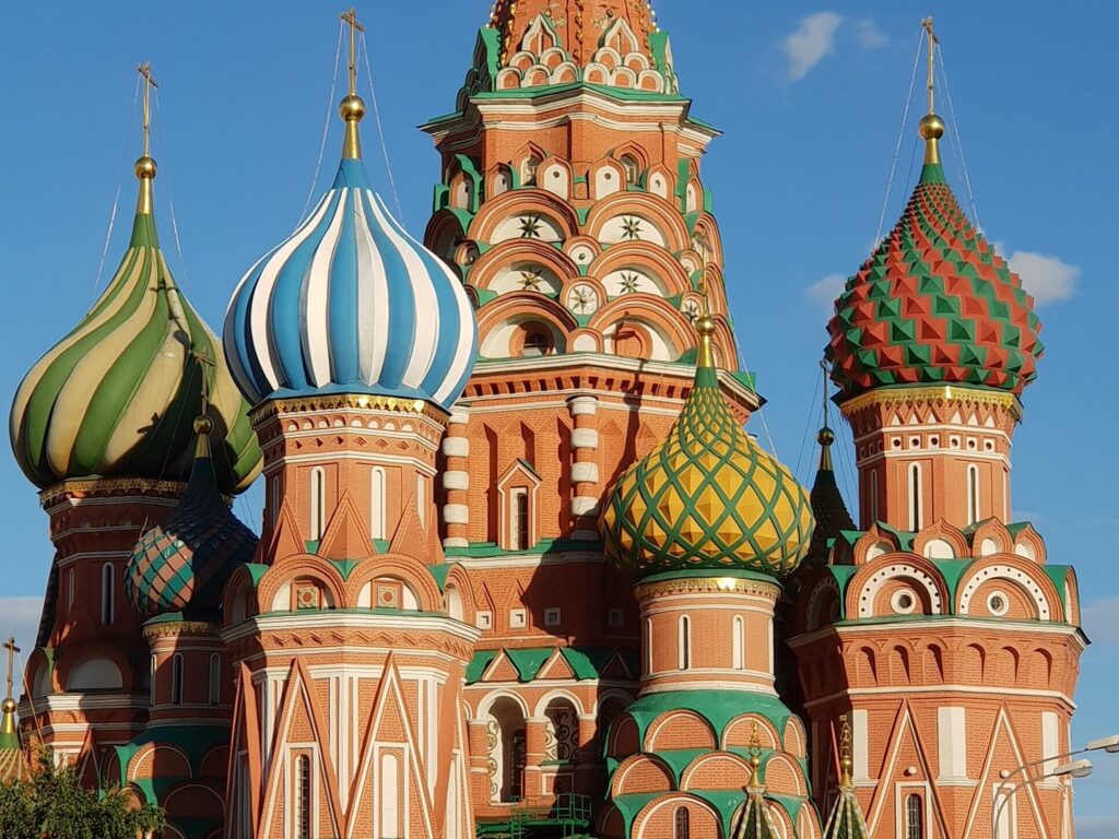 Catedral ortodoxa en Moscú, Rusia Vista de la majestuosa catedral ortodoxa en Moscú, Rusia, con su arquitectura tradicional rusa, cúpulas doradas y detalles religiosos que la hacen un importante ícono de la ciudad
