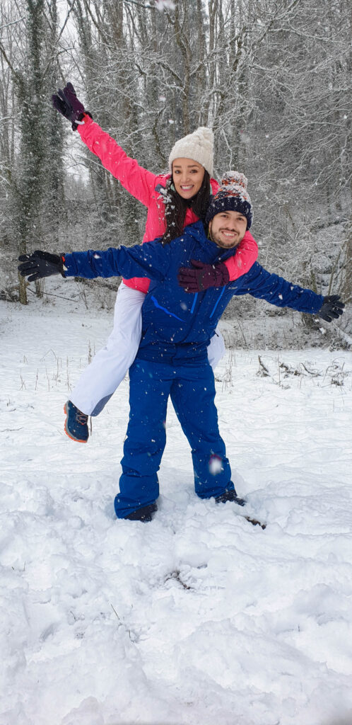 pareja-viajera-feliz-en-la-nieve-aventura-invernal