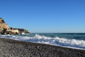 Vista panorámica del mar Mediterráneo en Niza, Francia, con aguas turquesas y el paseo marítimo Promenade des Anglais, uno de los lugares más emblemáticos de la Costa Azul