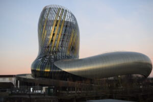 Vista de la Cité du Vin en Burdeos, Francia, un museo del vino moderno y emblemático a orillas del río Garona, ideal para los amantes del enoturismo y la cultura vinícola.