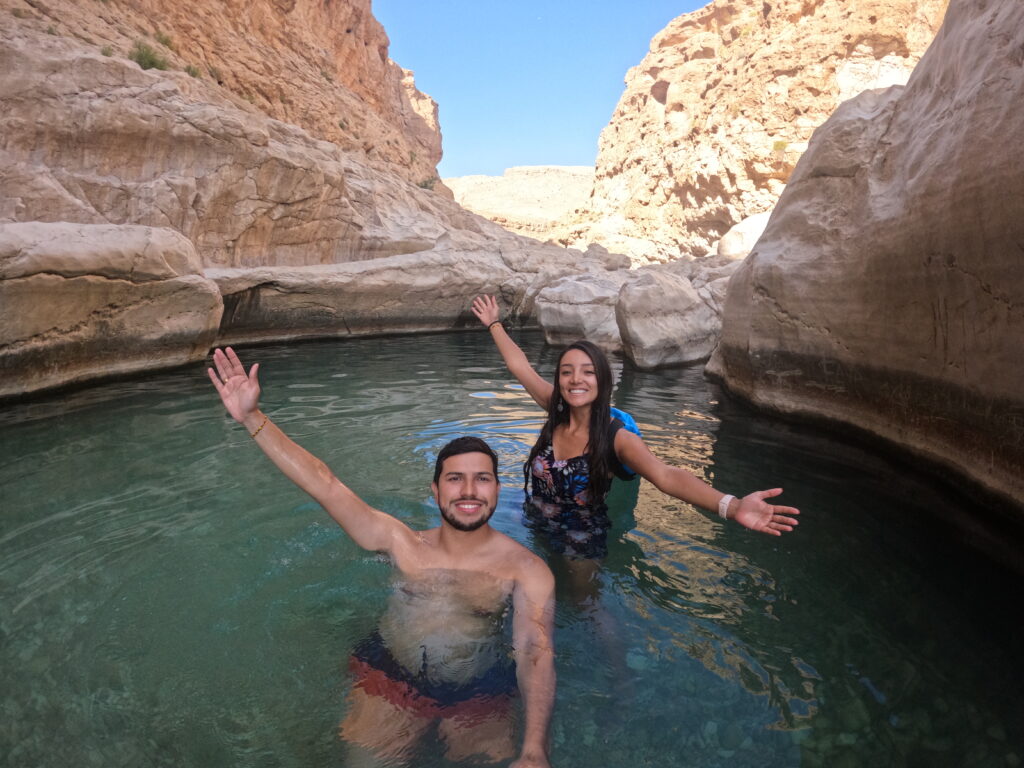 pareja-viajera-feliz-en-el-rio-experiencia-naturaleza Pareja viajera disfrutando de un momento feliz dentro de un río, rodeados de naturaleza, creando recuerdos durante su aventura al aire libre