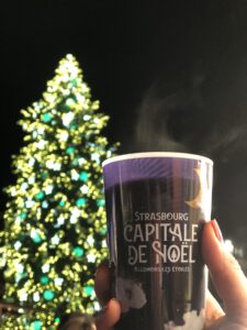 Impresionante árbol de Navidad gigante en Estrasburgo, Francia, decorado con luces y adornos en el corazón del mercado navideño más famoso de Europa.