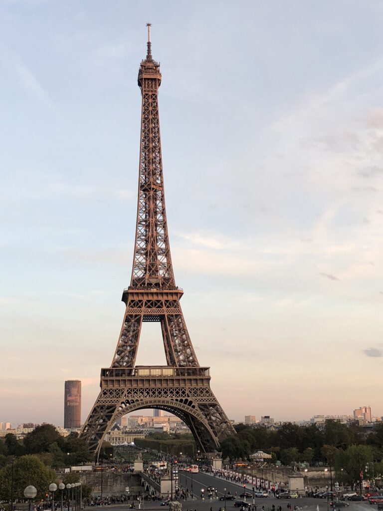 vista-de-la-torre-eiffel-paris-emblema-de-francia Imponente vista de la Torre Eiffel en París, Francia, uno de los monumentos más icónicos del mundo, conocida por su arquitectura única y como símbolo de la ciudad