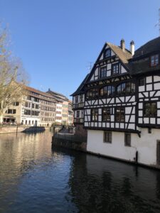 Encantadoras casas tradicionales de entramado de madera en La Petite France, Estrasburgo, Francia, una pintoresca zona histórica conocida por sus canales y calles empedradas.