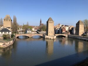 Vista panorámica de la Catedral de Estrasburgo y sus majestuosas torres, destacando su arquitectura gótica impresionante y su ubicación en el centro de la ciudad.
