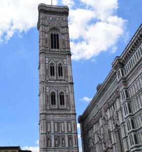 Vista lateral de la Catedral de Florencia (Duomo), ícono del Renacimiento – Viajeros por el Mundo