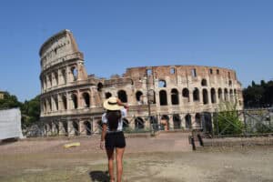 Viajera admirando el Coliseo de Roma al atardecer – Viajeros por el Mundo