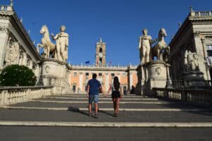 Pareja en el Coliseo de Roma disfrutando de un día soleado – Viajeros por el Mundo