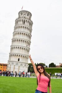 Viajera sosteniendo la torre de pisa en italia