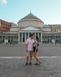 Pareja viajera en la Plaza de la Catedral de Nápoles, Italia – Viajeros por el Mundo