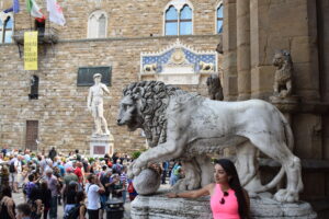 Viajera en Florencia junto a la estatua del David y el león en la Plaza de la Señoría – Viajeros por el Mundo