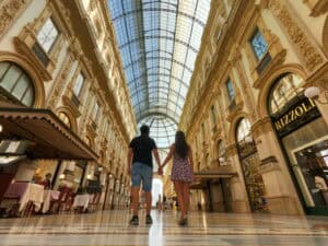 Pareja viajera explorando la Galería Vittorio Emanuele II en Milán – Viajeros por el Mundo
