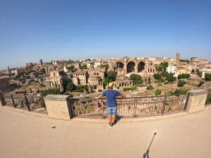 Hombre contemplando una vista panorámica de la Antigua Roma desde lo alto – Viajeros por el Mundo