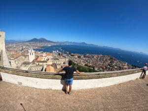 Viajero contemplando la ciudad desde un mirador panorámico en napoles Italia – Viajeros por el Mundo