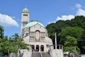 imagen-de-la-iglesia-en-baden-baden-alemania-con-techo-verde-y-entorno-natural