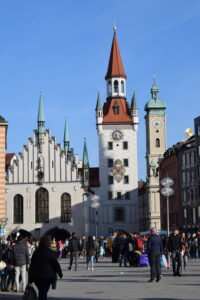 torre-iconica-en-centro-de-munich-vista-del-neues-rathaus-alemania