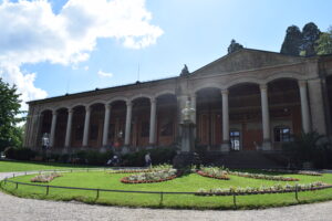 monumento-baden-baden-alemania-jardin-de-flores-coloridas