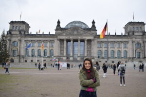 mujer-viajera-berlin-parlamento-reichstag-visitando-monumento-historico-alemania