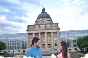 pareja-viajera-disfrutando-munich-monumento-iconico-alemania-viaje-en-pareja