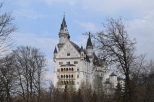 imagen-del-castillo-neuschwanstein-desde-cerca-en-alemania-con-detalles-de-su-arquitectura