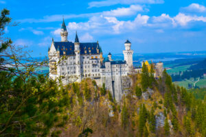 vista-panoramica-del-castillo-neuschwanstein-en-baviera-alemania-entre-montañas