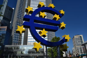 escultura-del-simbolo-del-euro-en-frankfurt-frente-al-banco-central-europeo