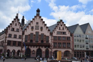 imagen-de-la-plaza-roemerberg-en-frankfurt-alemania-con-casas-tipicas