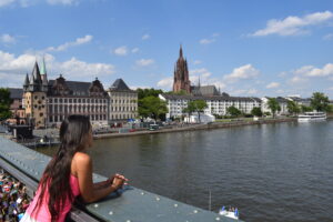 mujer-viajera-observando-el-rio-main-y-la-ciudad-de-frankfurt-desde-puente