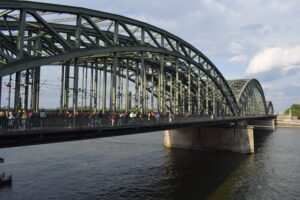 vista-del-puente-de-colonia-hohenzollern-sobre-el-rio-rin-alemania