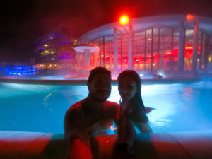 pareja-disfrutando-de-las-termas-en-baden-baden-alemania-experiencia-de-relajacion-en-viaje