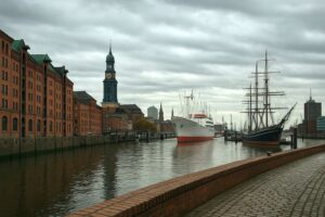 imagen-del-puerto-de-hamburgo-alemania-con-barcos-industria-y-turismo