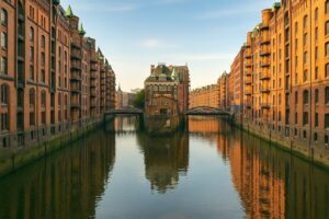 canales-hamburgo-alemania-con-edificios-antiguos-y-agua-viaje-urbano